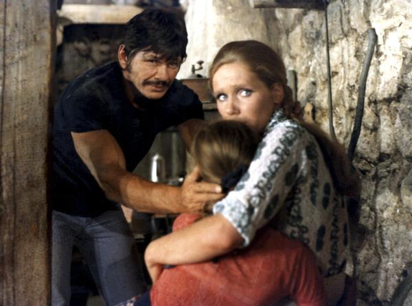 Bild 1 von 6: Joe Martin (Charles Bronson, links) befreit seine Frau Fabienne (Liv Ullmann) und seine Tochter Michèlle (Yannick Delulle) aus den Fängen brutaler Gangster.