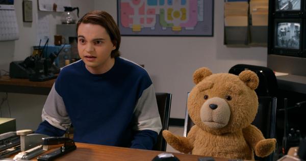 Bild 1 von 12: John Bennett (Max Burkholder, l.); Ted (r.)