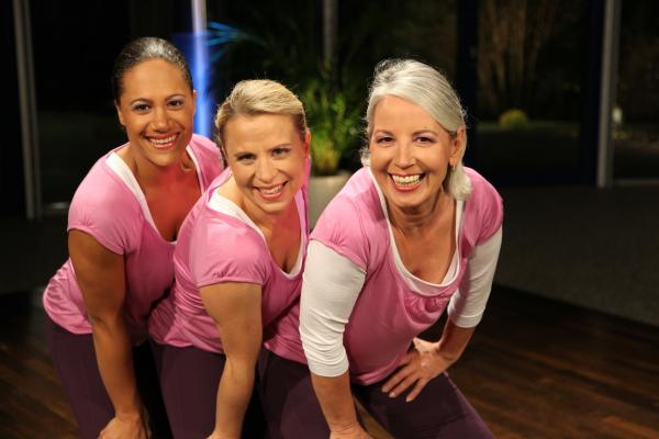 Bild 1 von 3: Bei Yoga-Pilates-50plus verbinden wir sehr effektive Pilates-Übungen mit energiegeladenen Yoga-Asanas und ganz klassischen Dehnübungen zu fließenden Bewegungseinheiten. Diese Verbindung ermöglicht ein dynamisches kraftvolles Training für Körper, Geist und Seele.