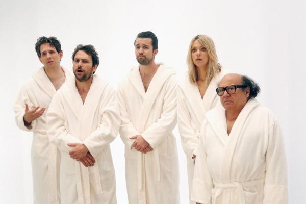 Bild 1 von 8: (v.l.n.r.) Dennis Reynolds (Glenn Howerton); Charlie Kelly (Charlie Day); Mac (Rob McElhenney); Dee Reynolds (Kaitlin Olson); Frank Reynolds (Danny DeVito)