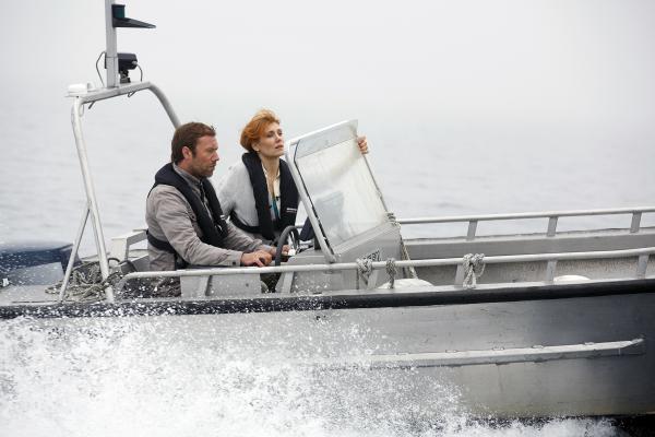 Bild 1 von 5: Mia (Sandra Andreis) und Thomas (Jakob Cedergren) folgen der Spur der Entführer auf die Insel Harö.