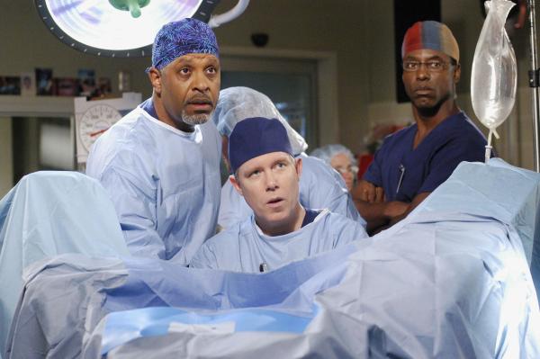 Bild 1 von 42: Larry Jennings, der Vorstandchef am Seattle Grace Hospital, wurde nach einer Amazonasreise mit einem unangenehmen Problem eingeliefert. Webber (James Pickens Jr., l.), Dr. Fischer (Stewart Skelton, M.) und Burke (Isaiah Washington, r.) kümmern sich um ihn ...