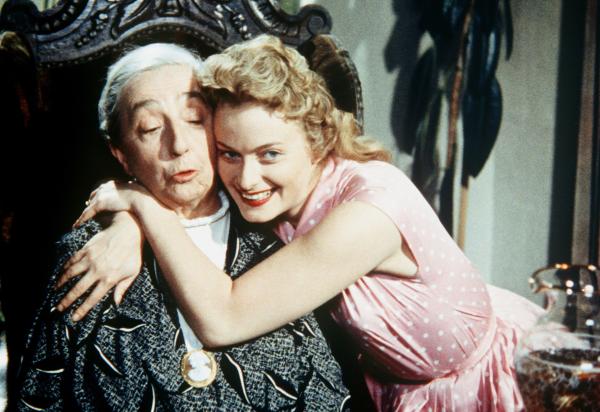 Bild 1 von 4: Die rüstige Oma Jantzen (Margarete Haagen, li.) führt mit ihrer aufgeweckten Enkelinnen Angela (Christiane König) das Ponygestüt Immenhof in der Holsteinischen Schweiz.