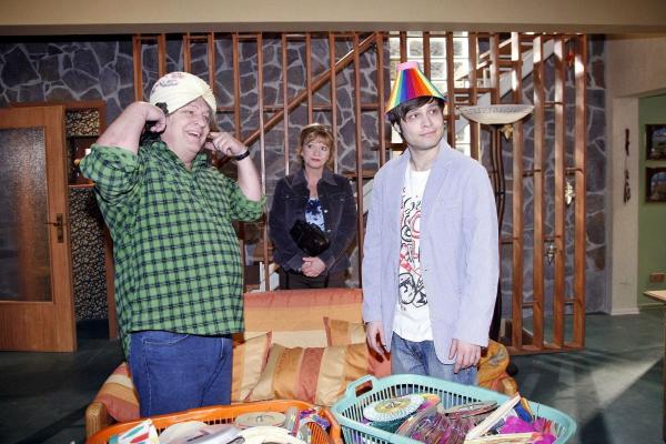 Bild 1 von 13: Bernd (Volker Herold, l.) und Bruno (Tim Sander, r.) planen zu Helgas (Ulrike Mai, M.) Freude eine Überraschungsparty für Lisa.