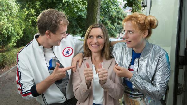 Bild 1 von 8: Max (Jan Krauter) und Cindy (Nora Koppen, r.) sind begeistert von ihrer neuen Geschäftspartnerin Suse (Eva Mannschott, M.)