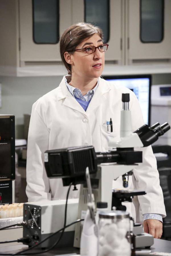 Bild 1 von 22: Amy (Mayim Bialik) und Sheldon arbeiten gemeinsam an einem Experiment. Von seinen Fortpflanzungsplänen ist sie allerdings wenig begeistert ...