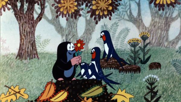 Bild 1 von 2: Der kleine Maulwurf aus Prag rettet eine verletzte Schwalbe und pflegt sie gesund.