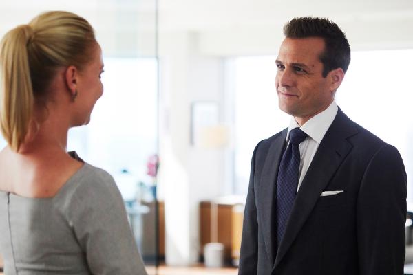 Bild 1 von 2: Die Zusammenarbeit an einem Fall bringt Harvey (Gabriel Macht) und Samantha (Katherine Heigl) enger zusammen - und ihre Beziehung vertieft sich auf persönlicher Ebene.