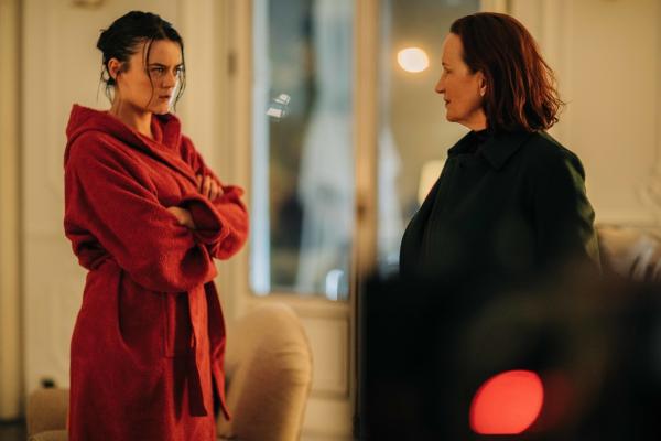 Bild 1 von 3: Bianca (Maddalena Crippa, r.), die Noch-Ehefrau von Léas verstorbenem Lebensgefährten Armando, hasst ihre Nebenbuhlerin Léa (Adèle Wismes, l.).