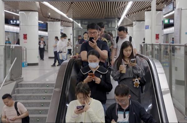 Bild 1 von 3: TikTok zählt bis 2024 weltweit rund 1,7 Milliarden Nutzer. Keinem anderen sozialen Netzwerk ist bisher ein so rasanter Aufstieg gelungen.