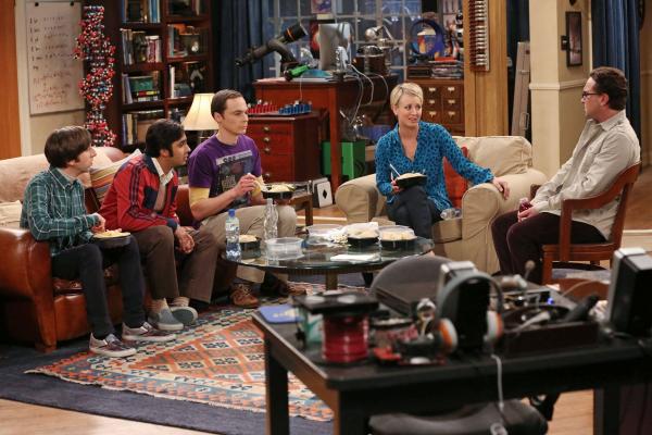 Bild 1 von 29: Während Howard (Simon Helberg, l.), Raj (Kunal Nayyar, 2.v.l.), Sheldon (Jim Parsons, M.) und Leonard (Johnny Galecki, r.) ihre Abschlussball-Erfahrungen austauschen, sucht Penny (Kaley Cuoco, 2.v.r.) nach einem Ausweg ...