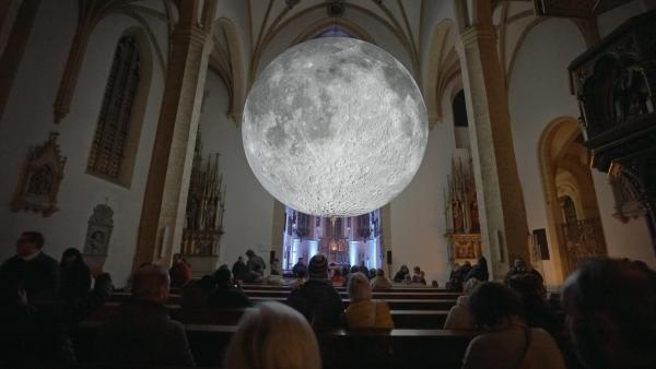 Bild 1 von 15: Im Bild: Museum of the Moon by Luke Jerram.