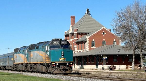 Bild 1 von 1: Der Personenzug von Via Rail erreicht den Bahnhof von Dauphin.