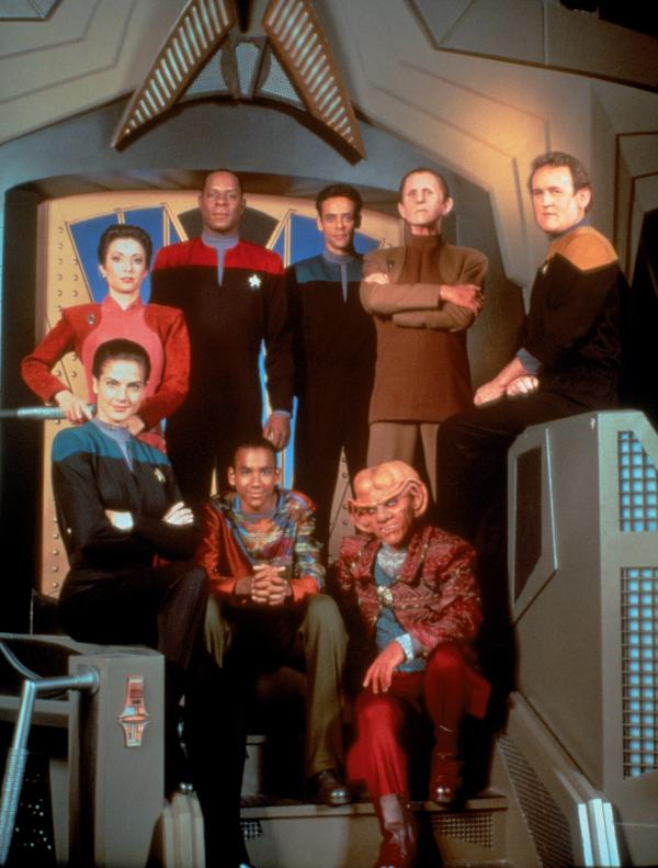 Bild 1 von 11: v.u.: Quark (Armin Shimerman), Jake Sisko (Cirroc Lofton), Lt. Commander Jadzia Dax (Terry Farrell), Major Kira (Nana Visitor), Captain Sisko (Avery Brooks), Dr. Bashir (Alexander Siddig), Odo (Rene Auberjonois) und Chief O'Brien (Colm Meaney).