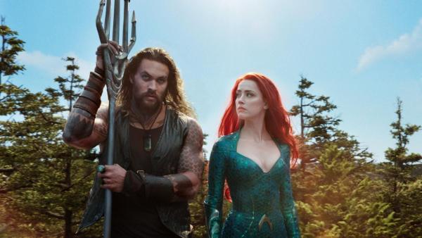 Bild 1 von 8: Arthur Curry / Aquaman (Jason Momoa, l.); Mera (Amber Heard, r.)