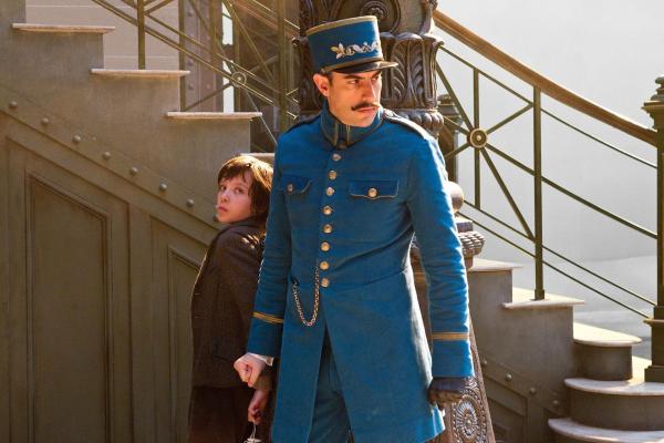 Bild 1 von 18: Der kleine Waisenjunge Hugo Cabret (Asa Butterfield, l.) lebt heimlich im Gemäuer eines Pariser Bahnhofs, umgeben von den Zahnrädern und Pendeln der riesigen Uhrwerke hoch über der Bahnhofshalle. Sein Essen stiehlt er sich zusammen und ist dabei ständig auf der Hut vor dem Stationsvorsteher (Sacha Baron Cohen, r.), der nichts von elternlosen Herumtreibern hält ...