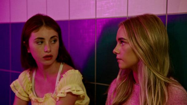 Bild 1 von 2: Wer hat Andrine verraten? Lea (Sophia Haug Khoury) und Silje (Sienna Rosie Schei) tauschen sich aus.