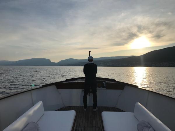 Bild 1 von 1: Kapitän Patrik Bucher auf dem umgebauten ehemaligen Fahrgastschiff Romandie I.