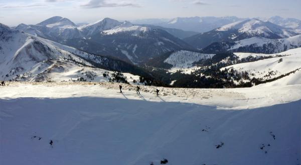 Bild 1 von 15: Glitzerschnee, wilde Natur,  atemberaubende Gipfeln und verführerischen Abfahrten im unberührten Tiefschnee, Wandern mit Fellen und die Faszination von Berg und endloser Weite. Der \