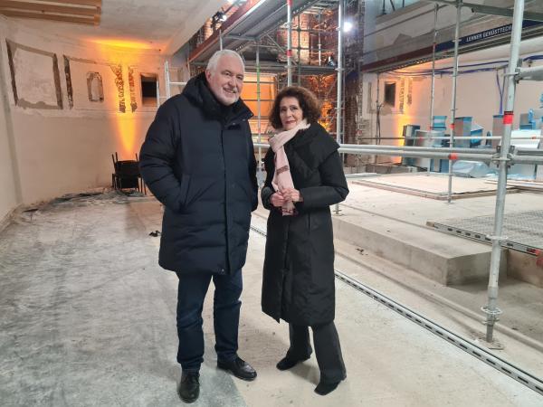 Bild 1 von 1: Die Publizistin Rachel Salamander, bekannt durch ihre Literaturhandlung im Jüdischen Museum München, hat einen gemeinnützigen Verein gegründet, der seit 12 Jahren daran arbeitet, die alte Münchener Synagoge im Originalzustand zu sanieren und für die Stadtgesellschaft zu öffnen. Über ihre Lebensgeschichte und ihr Engagement als Vermittlerin der jüdischen Kultur spricht Andreas Bönte mit Dr. Rachel Salamander in der Êºnachtlinie extraÊº.