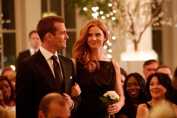 Bild 1 von 3: Harvey (Gabriel Macht) kehrt rechtzeitig zur Hochzeit von Mike und Rachel zurück. Glücklich  - mit Donna (Sarah Rafferty) an seiner Seite - erlebt er die wundervolle Zeremonie.