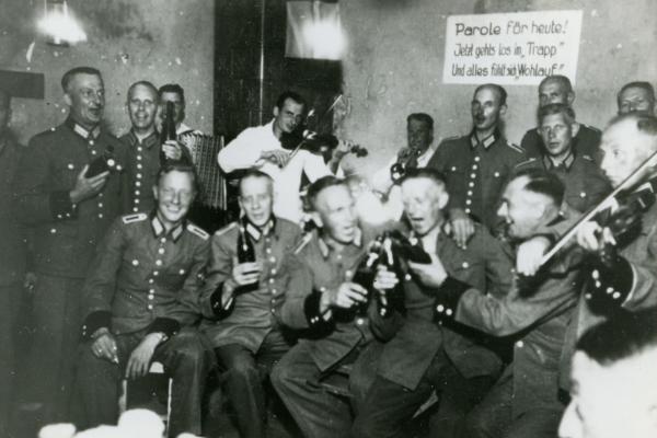 Bild 1 von 13: Mit Musikabenden und Bier trinken lenken sich die Männer des Reservepolizei-Bataillons 101 von zuvor verübten Massenerschießungen ab.
