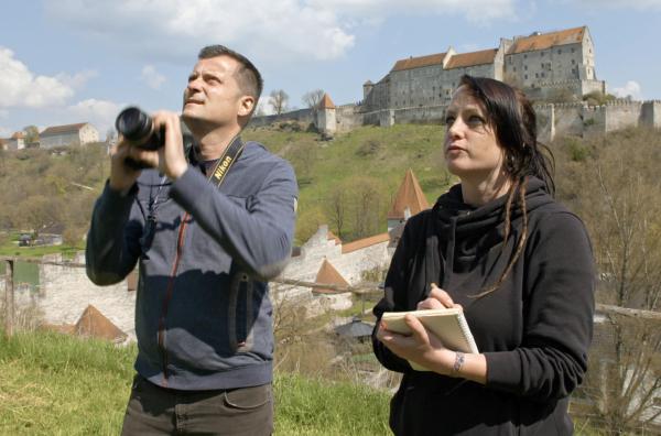 Bild 1 von 6: Oliver Habel und Corinna Esterer vom Waldrappteam überwachen den Nistplatz in Burghausen.