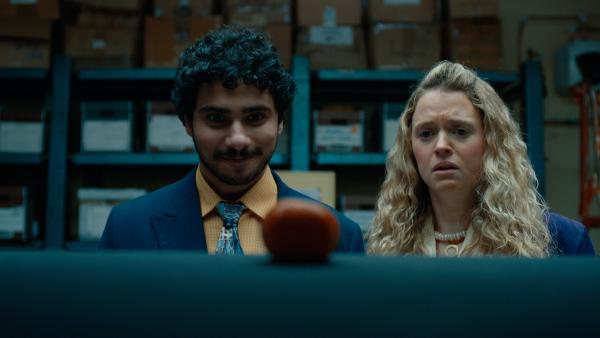 Bild 1 von 3: Carrie (Sofia Oxenham) ist fassungslos, als sie erkennt, was Kash (Bilal Hasna) mit seiner gut gemeinten Unterstützung angerichtet hat.