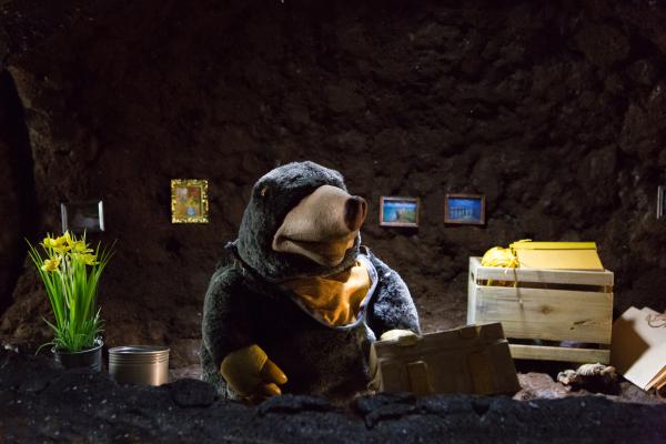 Bild 1 von 3: Ein Notfall! Grete (Viviane Podlich) muss ihr geliebtes Zuhause verlassen.