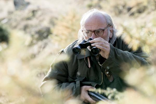 Bild 1 von 8: Flattacher (Johannes Flaschberger) beobachtet unbemerkt das Geschehen im Wald.