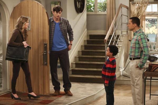 Bild 1 von 13: Walden (Ashton Kutcher, 2.v.l.) und Alan (Jon Cryer, r.) könnten Louis (Edan Alexander, 2.v.r.) verlieren, nachdem Sozialarbeiterin Ms. McMartin (Maggie Lawson, l.) herausgefunden hat, dass sie gar kein richtiges Pärchen sind ...