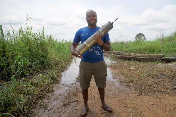 Bild 1 von 6: Aristide Takoukam Kamla engagiert sich für den Schutz der Meeressäuger vor der Küste Kameruns. Seit 2016 kämpft er gegen die Wasserpflanze Salvinia molesta an.