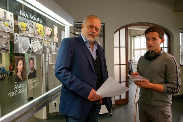 Bild 1 von 10: Auf dem Mobiltelefon des Opfers hat Lenny (Thimo Meitner, r.) einige für Voss (Jan-Gregor Kremp, l.) und das Team interessante Nachrichten gefunden.