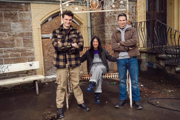 Bild 1 von 10: Lutz van der Horst (l.), Mai Thi Nguyen-Kim (M.) und Fabian Köster (r.) freuen sich, die Hosts der dritten Staffel von \