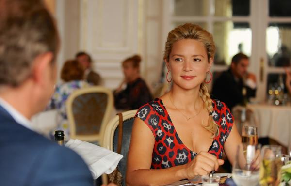 Bild 1 von 4: Der reiche Junggeselle Paul-André (Benoit Poelvoorde, l.) übernimmt die Schulden von Violette (Virginie Efira) und überredet sie, in seine Villa einzuziehen.