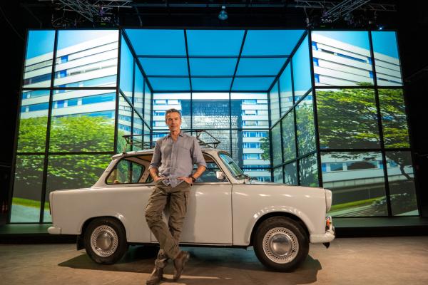 Bild 1 von 14: Wettstreit der Systeme: Der ostdeutsche Trabi galt als einer der modernsten Kleinwagen seiner Zeit, erfährt Moderator Dirk Steffens.