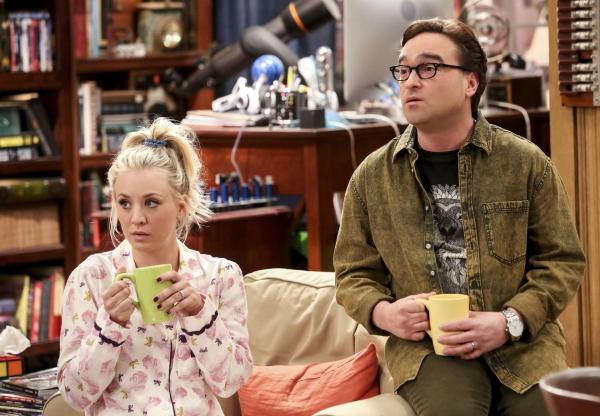 Bild 1 von 10: Penny (Kaley Cuoco, l.) und Leonard (Johnny Galecki, r.) suchen verzweifelt nach coolen Dingen, die sie im letzten Jahr erlebt haben. Unterdessen braucht Howard dringend Rajs Hilfe bei der Planung von Halleys Geburtstagsparty ...