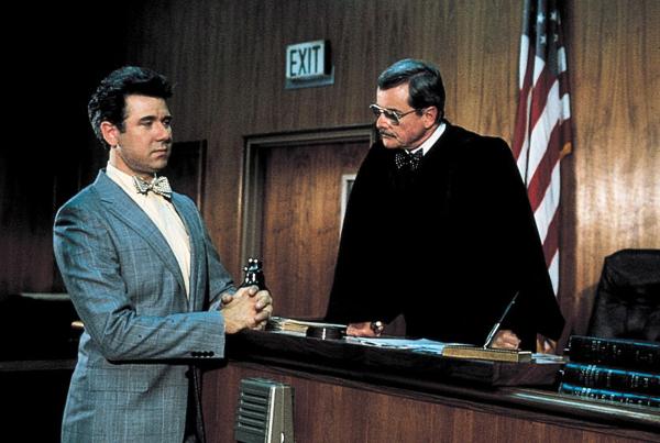 Bild 1 von 7: Der Anwalt David Bedford (John Larroquette, l.) schafft es, Walter aus dem Gefängnis herauszuholen, wohl auch, weil Richter Harold Bedford (William Daniels, r.) sein Vater ist und der seinen Sohn loswerden will ...