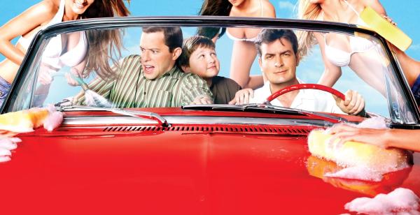 Bild 1 von 3: (5. Staffel) - At the Carwash: Charlie (Charlie Sheen, vorne r.), Alan (Jon Cryer, vorne l.) und Jake (Angus T. Jones, vorne M.) ...