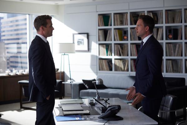 Bild 1 von 2: Harvey (Gabriel Macht,l.) denkt über die Zukunft der Kanzlei nach und sucht nach neuen Führungspersönlichkeiten - darunter auch Mike (Patrick J. Adams).