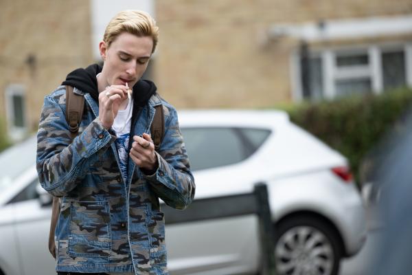 Bild 1 von 6: Jonny (Eden H. Davies) schwänzt die Schule und raucht stattdessen lieber einen Joint.