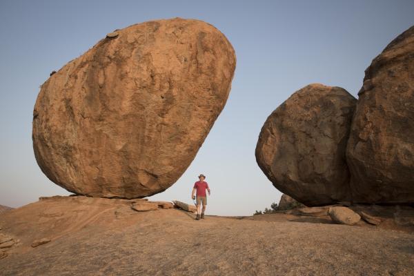 Bild 1 von 3: Professor Matthias Wemhoff bei den Dreharbeiten in der Wüste von Namibia.