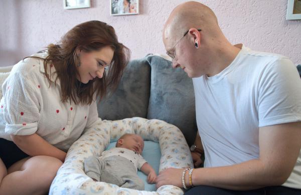 Bild 1 von 4: Franziska und Florian mit ihrem Familienzuwachs im Wohnzimmer. Mutter und Kind haben die Kaiserschnitt-OP gut überstanden.