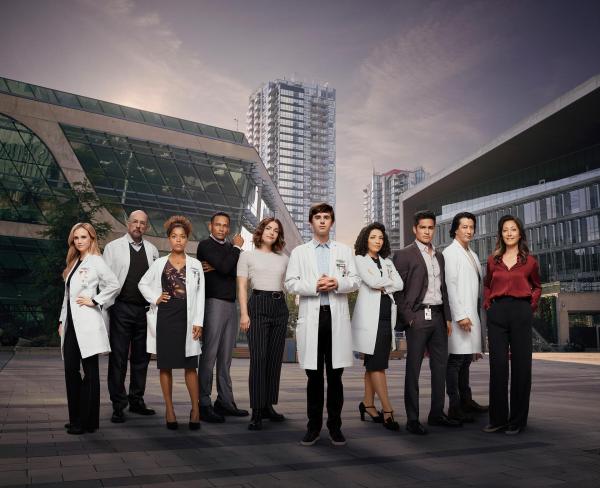 Bild 1 von 37: Im Bild (v.li.): Fiona Gubelmann (Dr. Morgan Reznick), Richard Schiff (Dr. Aaron Glassman), Antonia Thomas (Dr. Claire Browne), Hill Harper (Dr. Marcus Andrews), Paige Spara (Lea Dilallo), Freddie Highmore (Dr. Shaun Murphy), Jasika Nicole (Dr. Carly Lever), Nicholas Gonzalez (Dr. Neil Melendez), Will Yun Lee (Dr. Alex Park), Christina Chang (Dr. Audrey Lim).