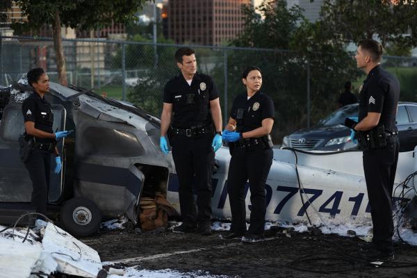 Bild 1 von 3: Harper (Mekia Cox, l.), Nolan (Nathan Fillion, M.), Chen (Melissa O'Neil, 2.v.r.) und Bradford (Eric Winter, r.) werden zur Absturzstelle eines kleinen Flugzeugs gerufen. Doch warum das Flugzeug abstürzte, bleibt für sie ein Rätsel - und vom Piloten fehlt jede Spur.