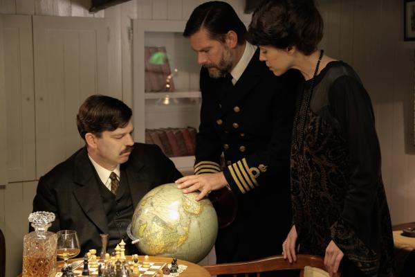 Bild 1 von 15: Captain Athur Snagge (Howard Nightingall) verrät dem ehemaligen Kaiserpaar, wohin es ins Exil geht: nach Madeira.