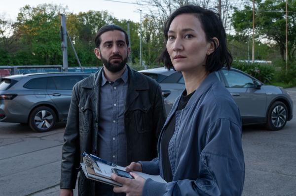 Bild 1 von 11: Bei Befragungen zu Zeugen des Anschlags auf die Clubbesitzerin trifft Pauline Hobrecht (Agnes Decker) auf den Barkeeper Nahim Dabir (Burak Sercan Akyol). Er war in der Nacht nur privat im Club, will aber nichts Auffälliges gesehen haben. Pauline wird das Gefühl nicht los, dass die Beziehung von Nahim zum Anschlagsopfer enger war, als dieser zugibt.