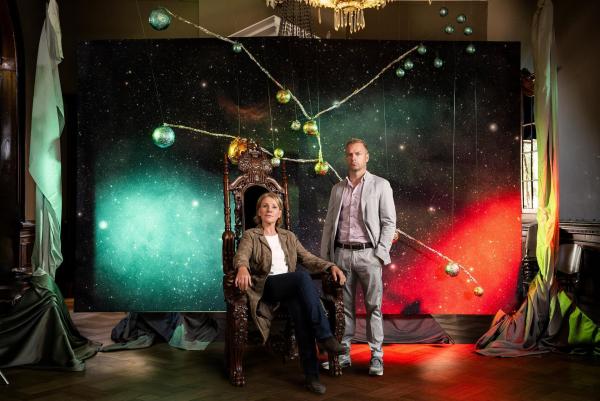 Bild 1 von 14: Im Bild: Marie Brand (Mariele Millowitsch) und Jürgen Simmel (Hinnerk Schönemann) müssen sich in in ihrem neuen Fall mit Verschwörungstheorien rund um das Planetensystem Aldebaran beschäftigen.