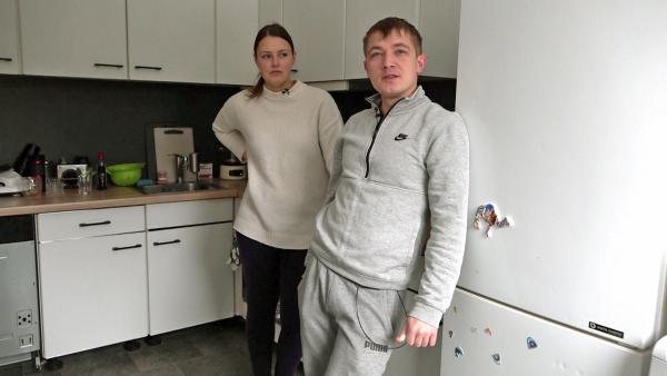 Bild 1 von 2: Für das Ukraineflüchtlingspaar Mariia und Oleksii ist die Weihnachtszeit eine traurige Erinnerung an die Flüchtlingsvergangenheit. Sie kämpfen mit ihren Gefühlen und trauern dem in der Ukraine zurückgelassenen Familienleben nach.