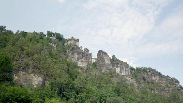 Bild 1 von 11: Die Basteibrücke im Elbsandsteingebirge - markante Felsen und eine einzigartige Landschaft ziehen jedes Jahr Tausende Besucher an.